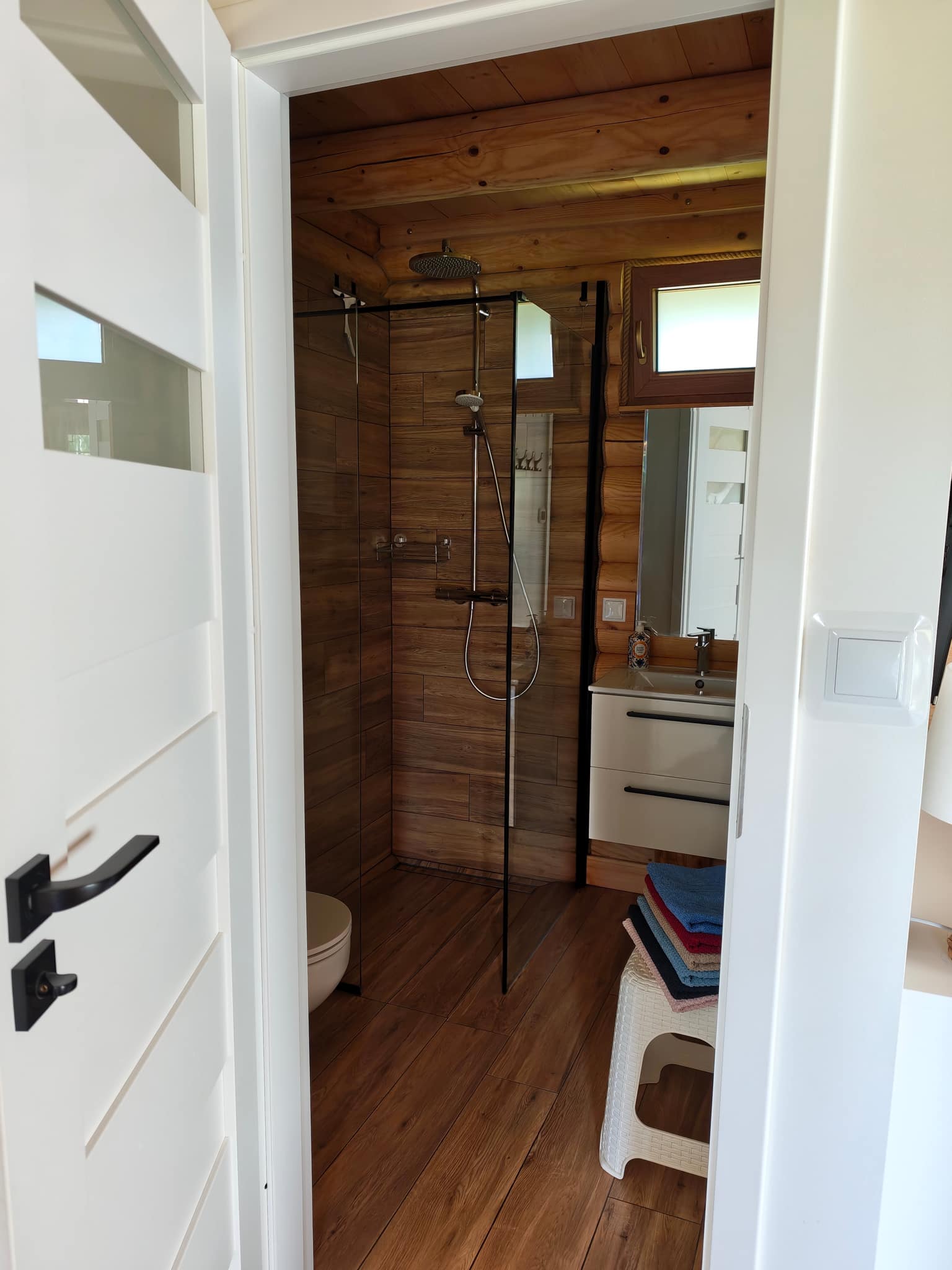 Badezimmer mit Dusche im Ferienhaus