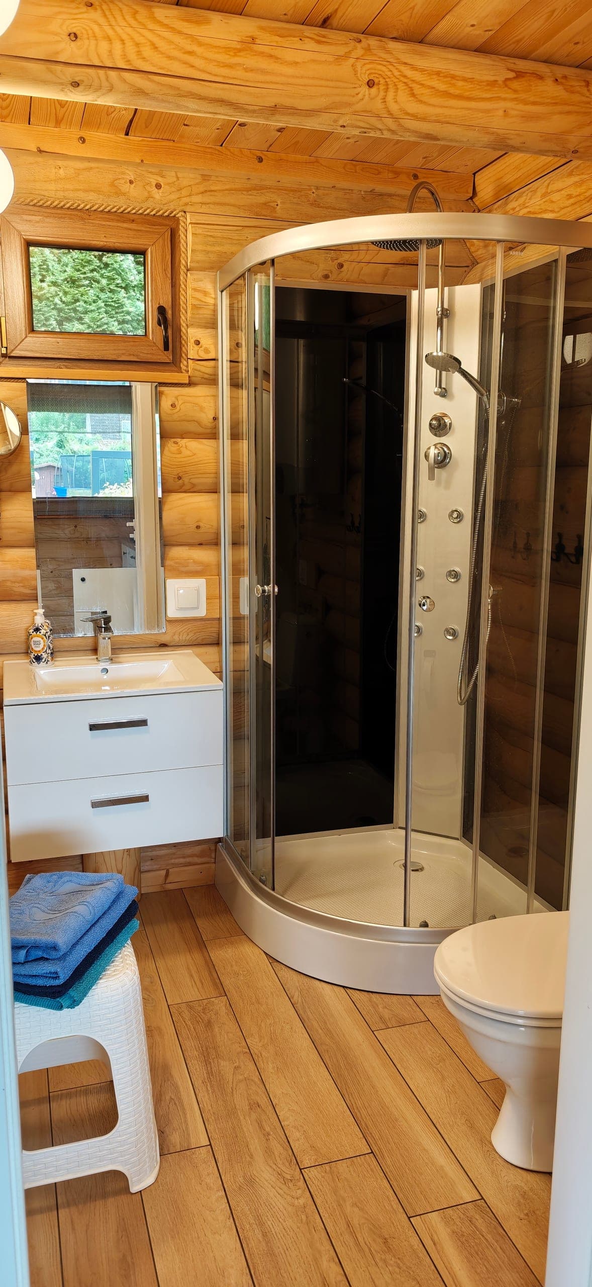 Badezimmer mit Dusche im Ferienhaus