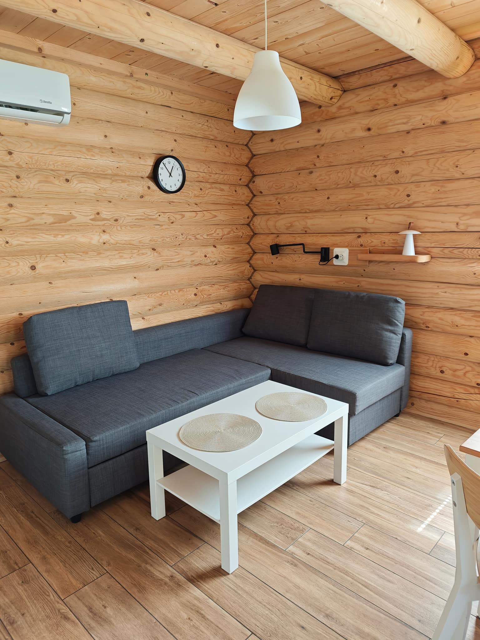 Wohnraum mit Eck-Schlafsofa und Couchtisch