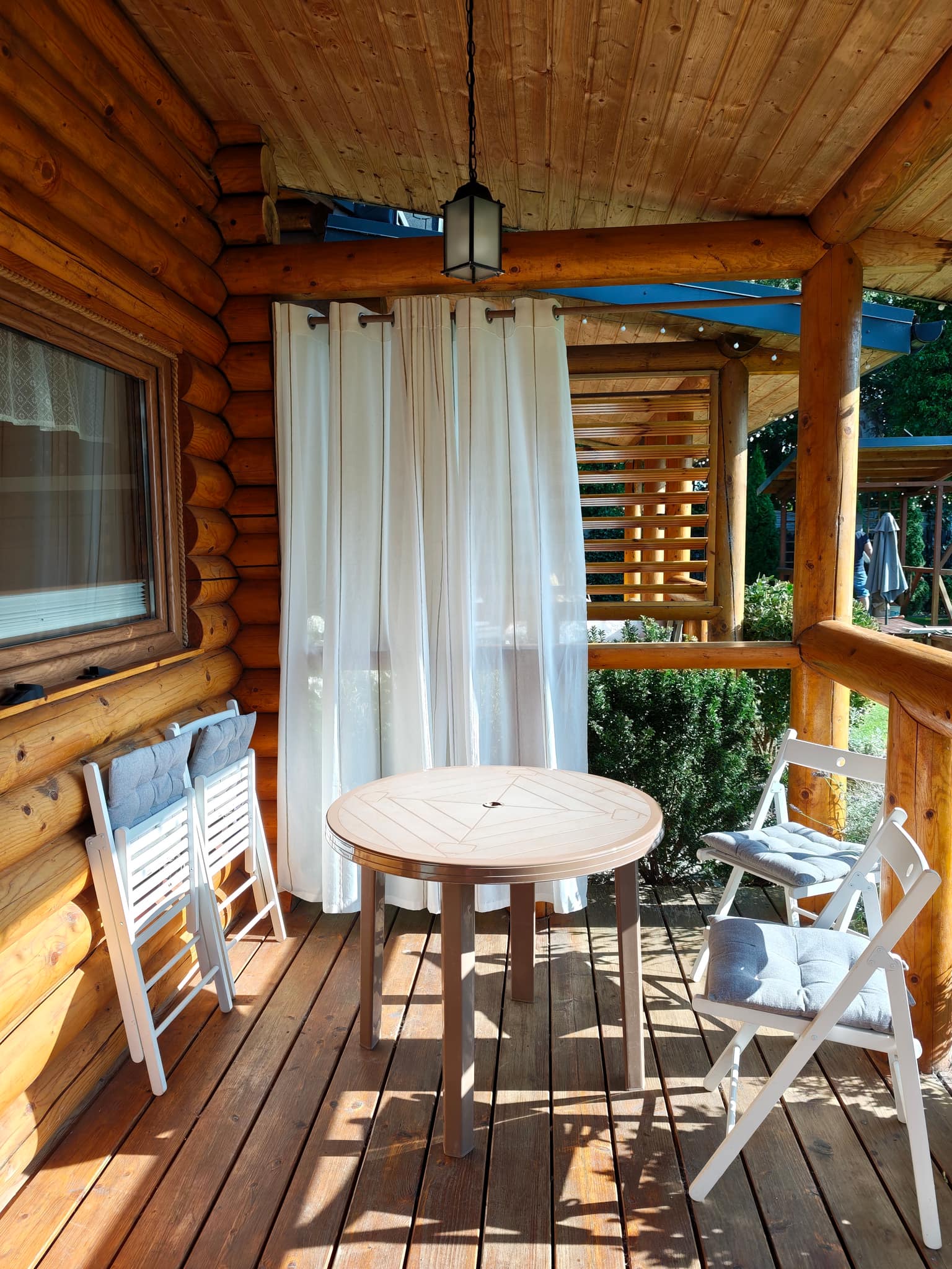 Eigene Terrasse mit Tisch und Stühlen