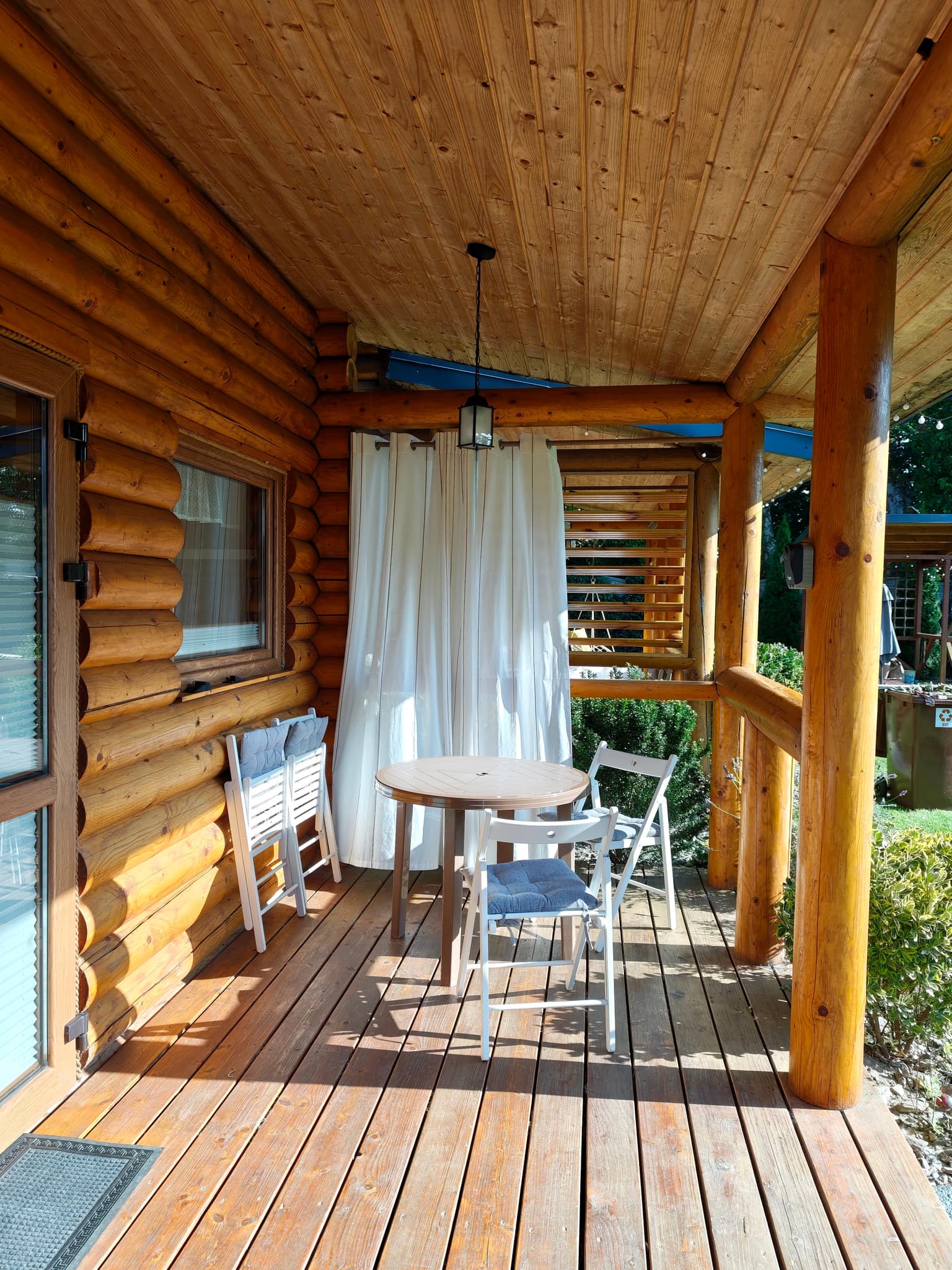 Eigene Terrasse mit Tisch und Stühlen