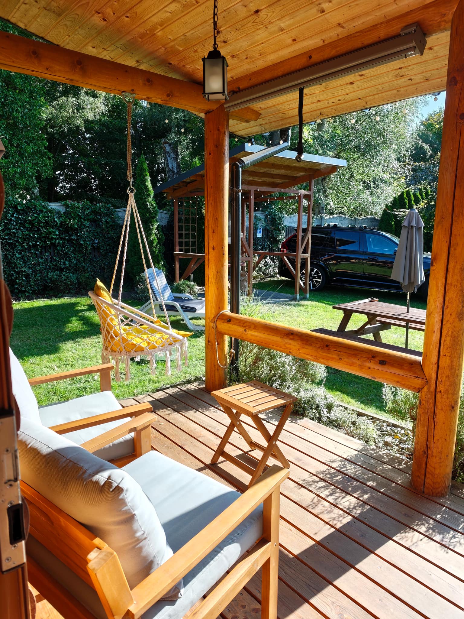 Eigene Terrasse mit Tisch und Stühlen