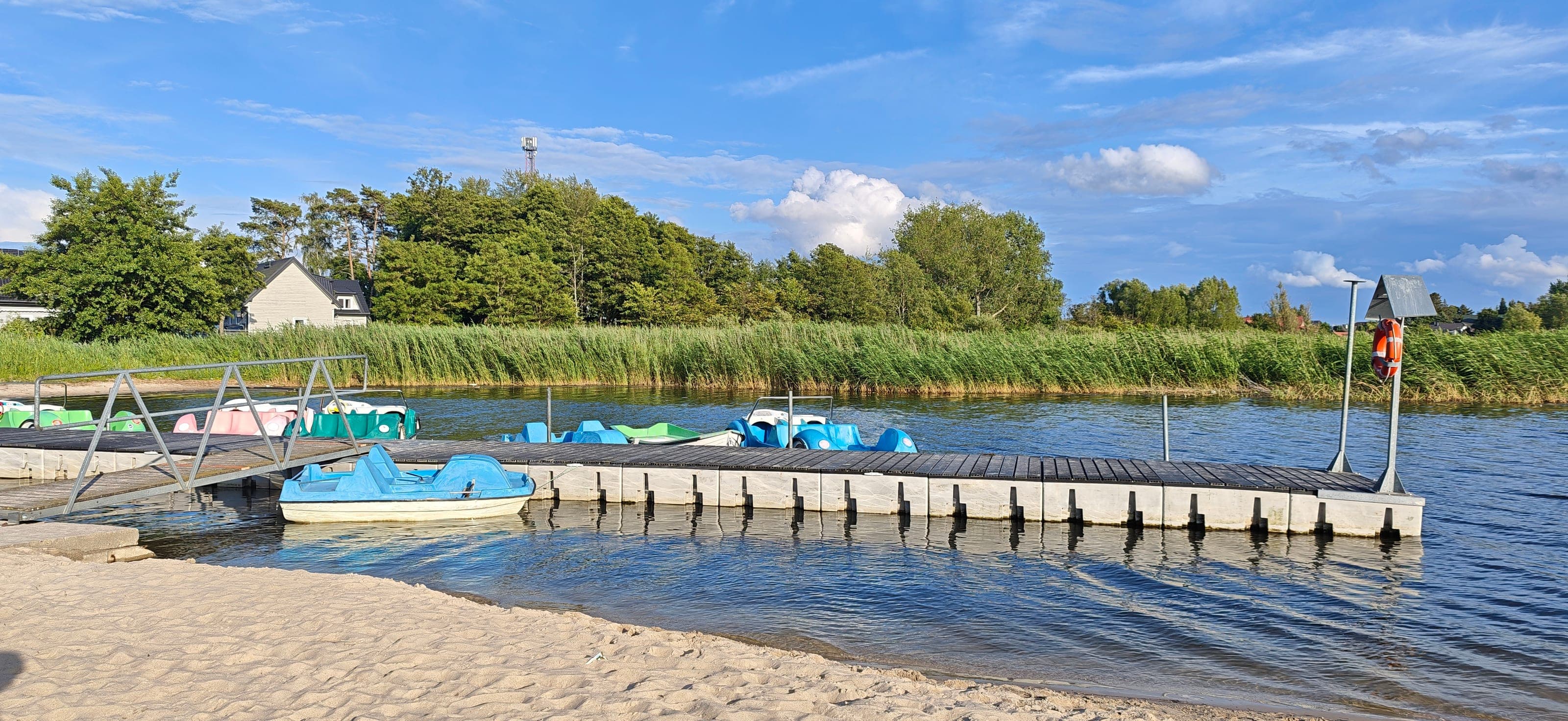 Steg am Wasser in der Umgebung