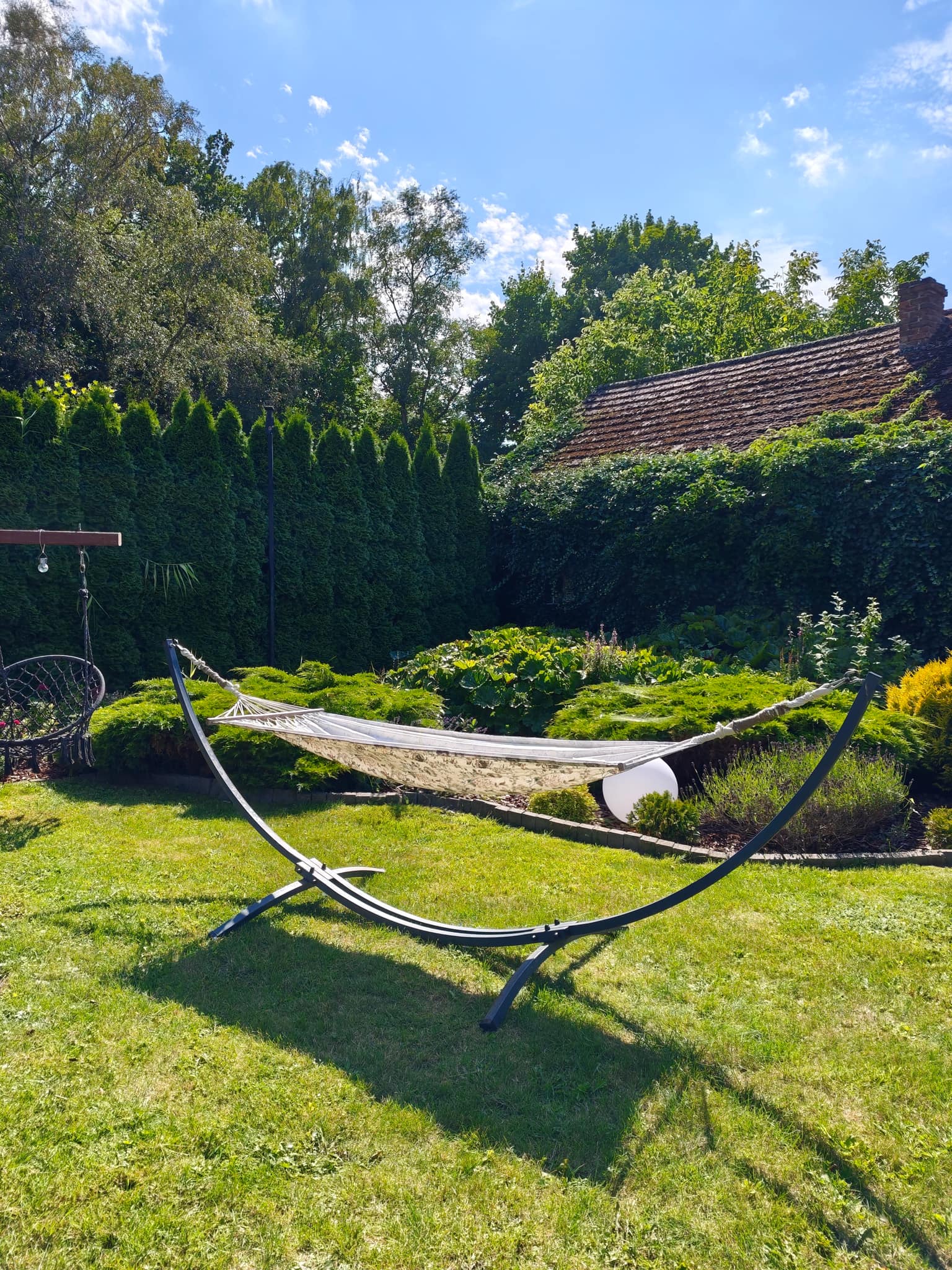Hängematte im Schatten der Bäume